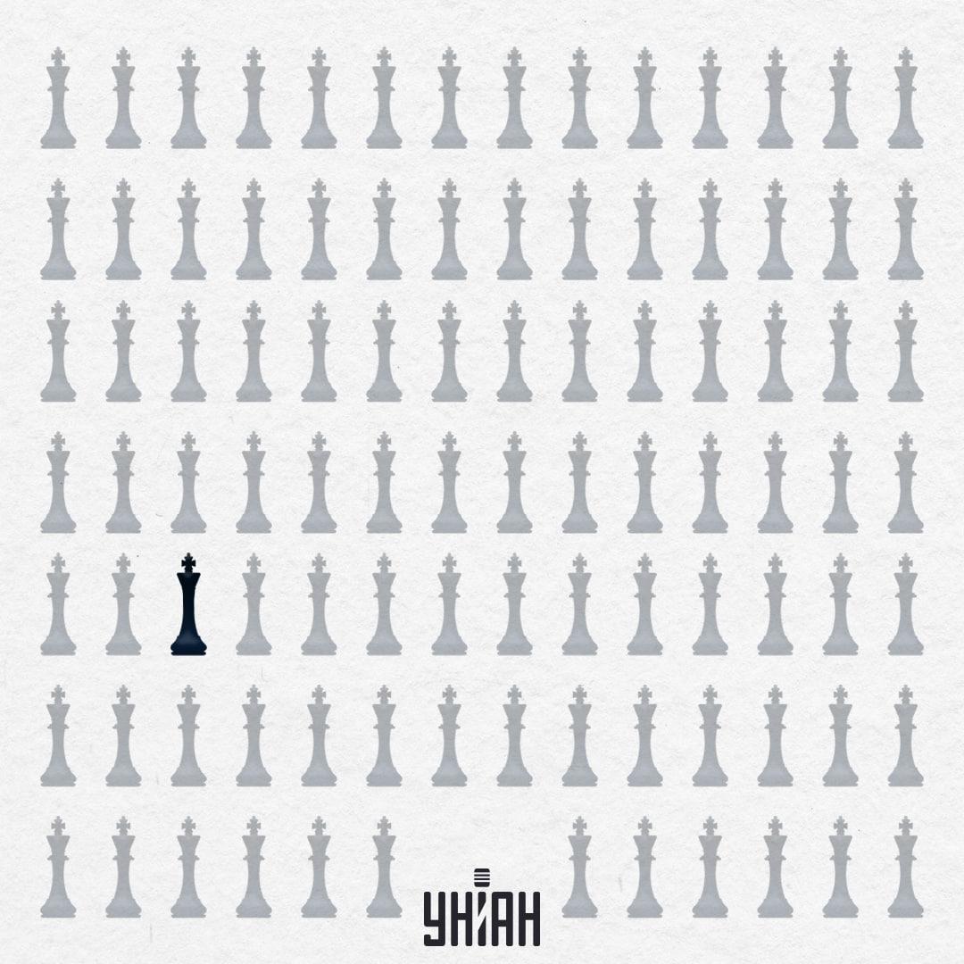 De vreemde schaakkoning stond op de derde rij van onderen, dichter bij de rechter rand Afbeelding / collage Moje